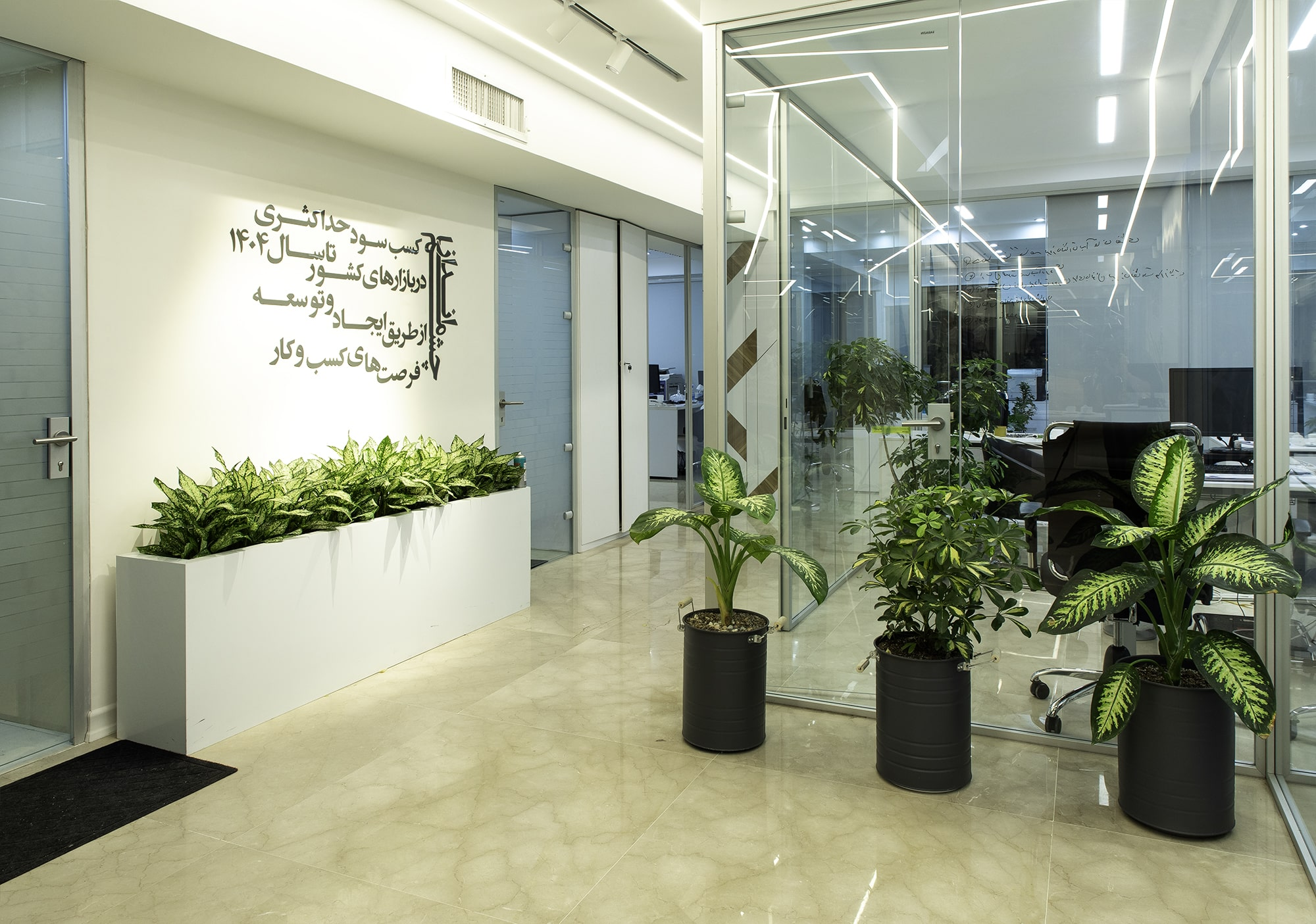 سالن اصلی و فضای کاری